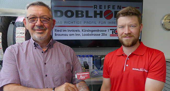 Ausgezeichneter Reifen-Fuhrpark-Partner, Franz Doblhofer und Franz Doblhofer jun. mit dem Pokal