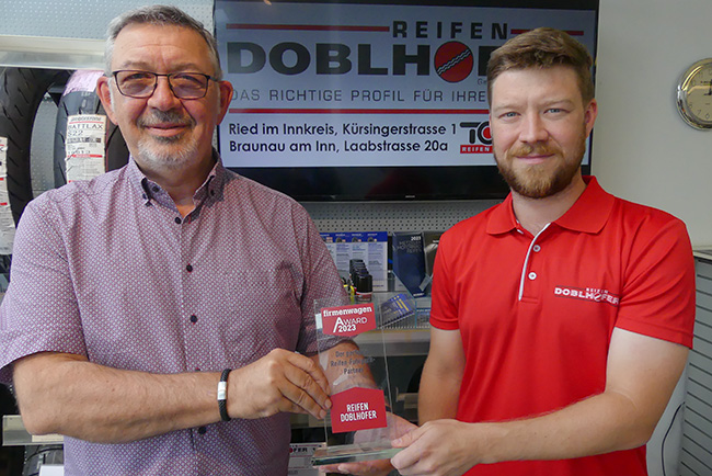 Ausgezeichneter Reifen-Fuhrpark-Partner, Franz Doblhofer und Franz Doblhofer jun. mit dem Pokal
